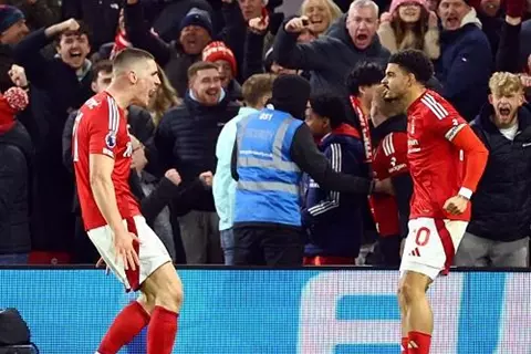 نوتينجهام فورست يقلب الطاولة على أستون فيلا ويصل للمربع الذهبي في الدوري الإنجليزي